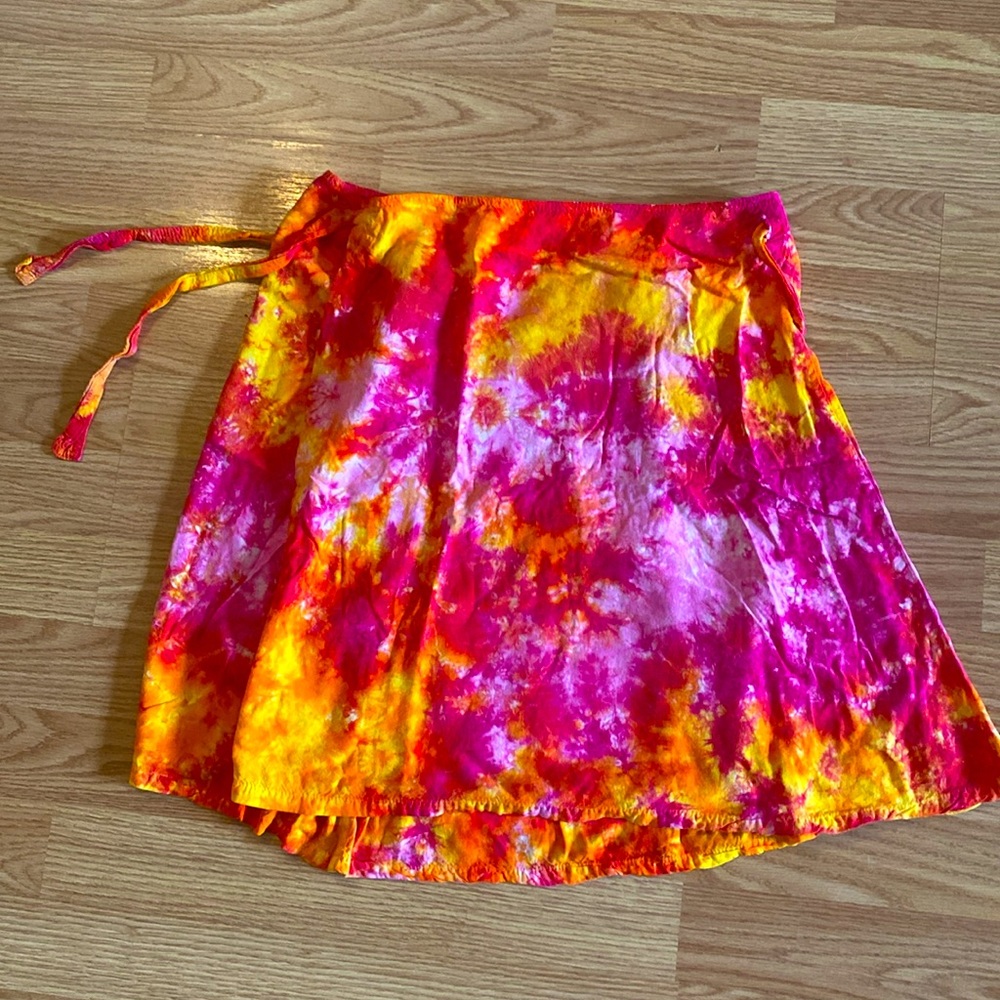 Hand tie dye wrap skirt. Can fit someone from small to large. Bright 🩷💛❤️